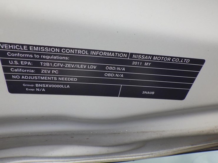 2011-nissan-leaf-sedan-image-12