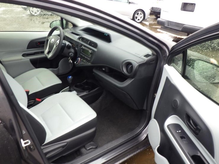 2014-toyota-prius-c-sedan-image-6