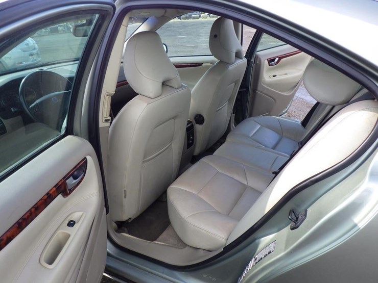 2006-volvo-s60-sedan-image-7