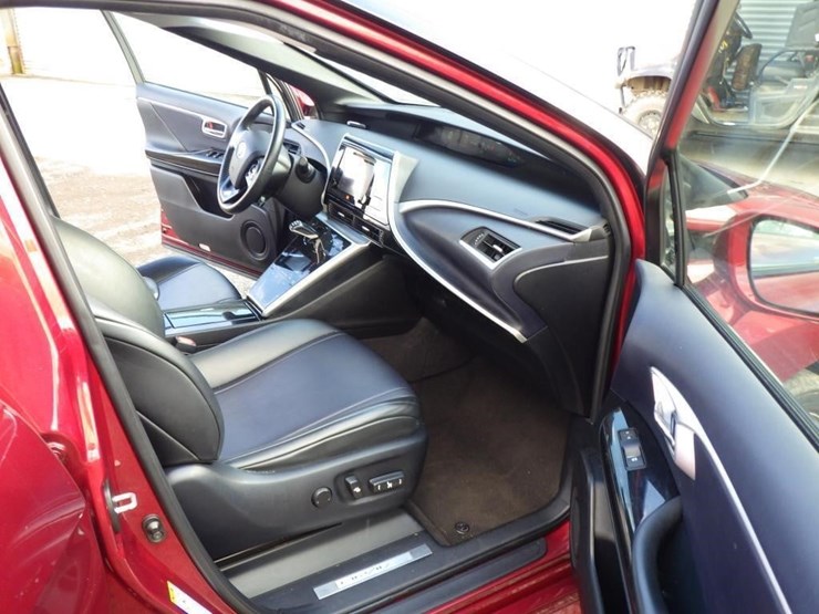 2017-toyota-mirai-sedan-image-6
