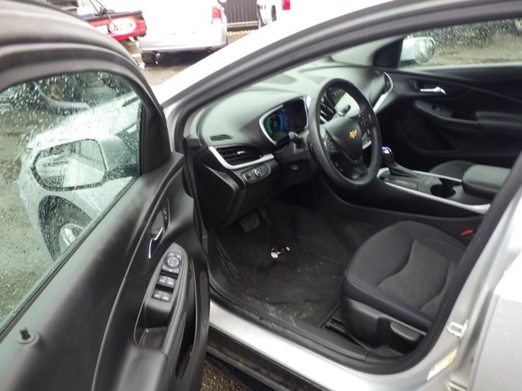2017-chevrolet-volt-sedan-image-5