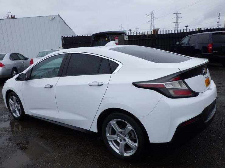 2016-chevrolet-volt-sedan-image-4