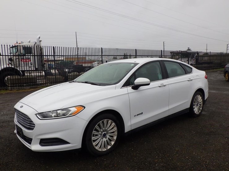 2014-ford-fusion-sedan-image-1
