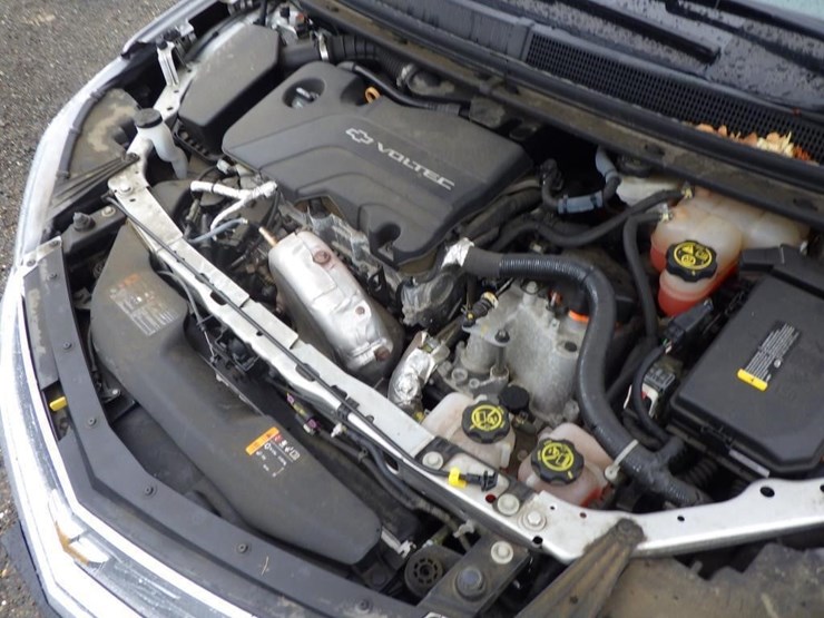 2017-chevrolet-volt-sedan-image-10