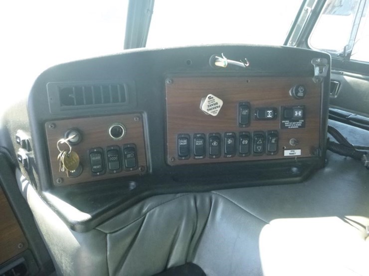 2014-peterbilt-pb320-front-loading-garbage-truck-image-15