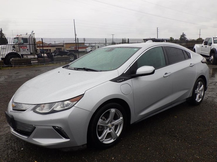 2017-chevrolet-volt-sedan-image-1