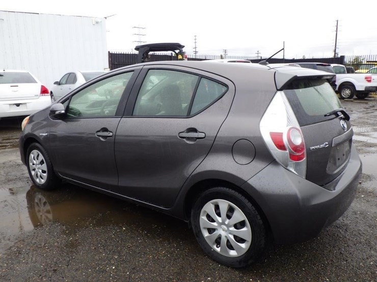 2014-toyota-prius-c-sedan-image-4