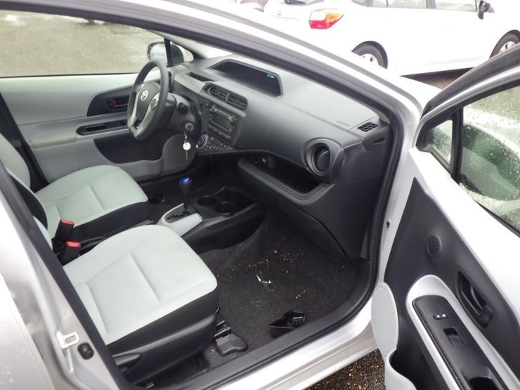 2014-toyota-prius-c-sedan-image-6