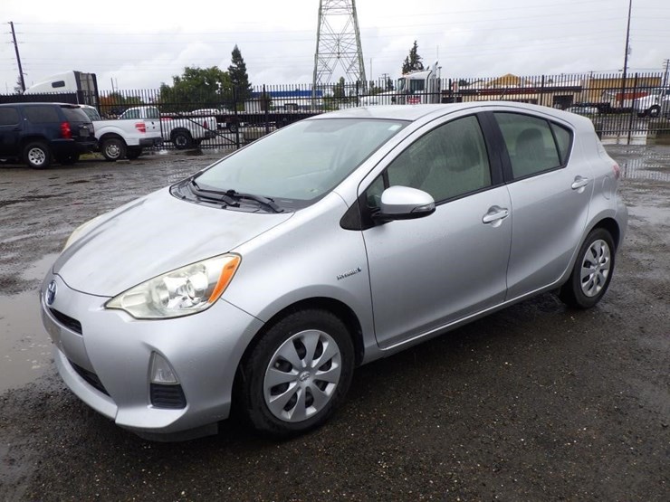 2014-toyota-prius-c-sedan-image-1