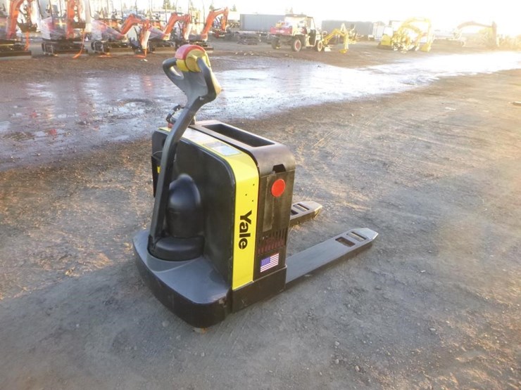 yale-electric-pallet-jack-image-3