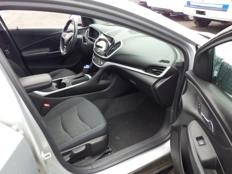 2017-chevrolet-volt-sedan-image-6