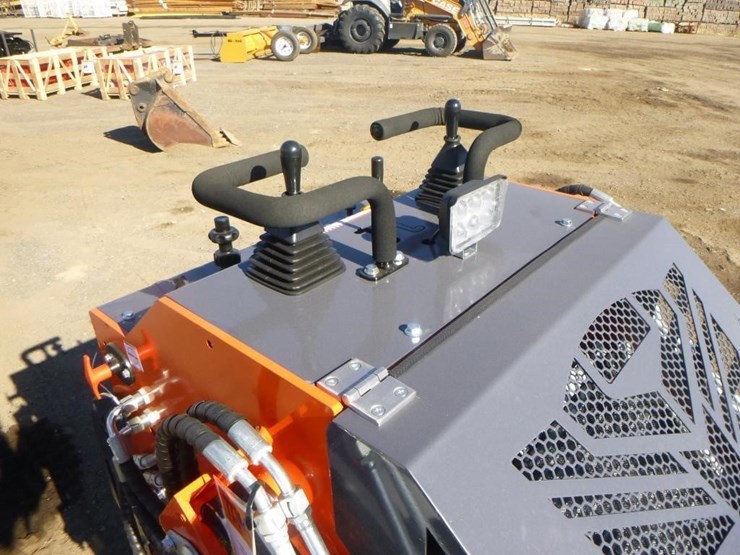 tpm-t460-skid-steer-track-loader-image-17