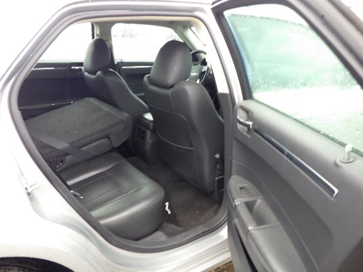 2010-chrysler-300-sedan-image-8