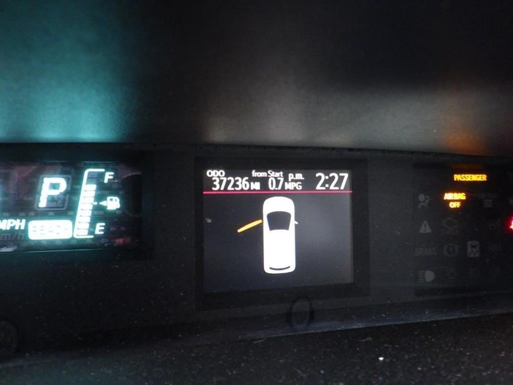 2014-toyota-prius-c-sedan-image-14