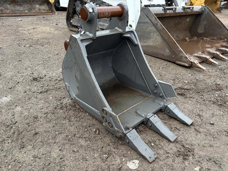 kubota-18"-excavator-bucket-w/teeth-image-2