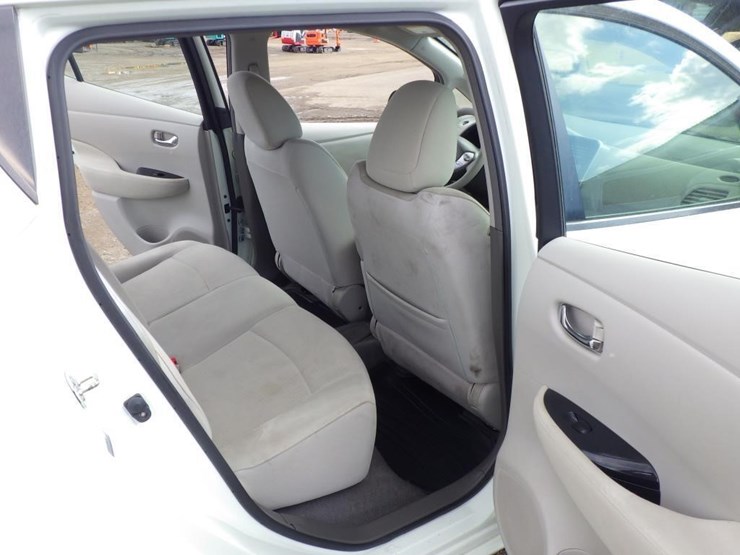 2011-nissan-leaf-sedan-image-8