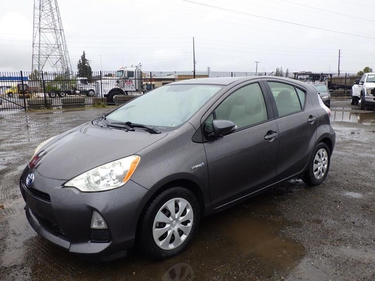 2014-toyota-prius-c-sedan-image-1