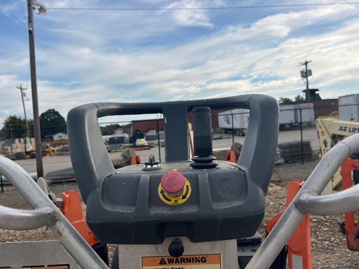 2016-jlg-t350-image-9