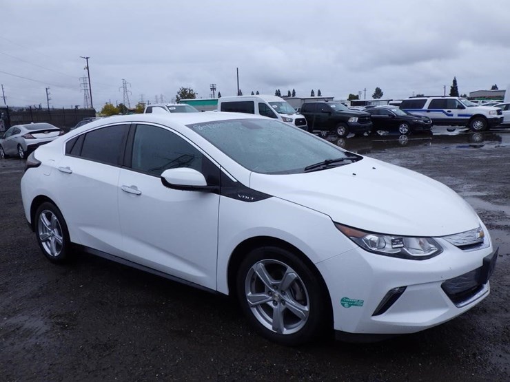 2016-chevrolet-volt-sedan-image-2