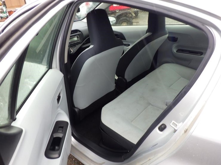 2014-toyota-prius-c-sedan-image-7