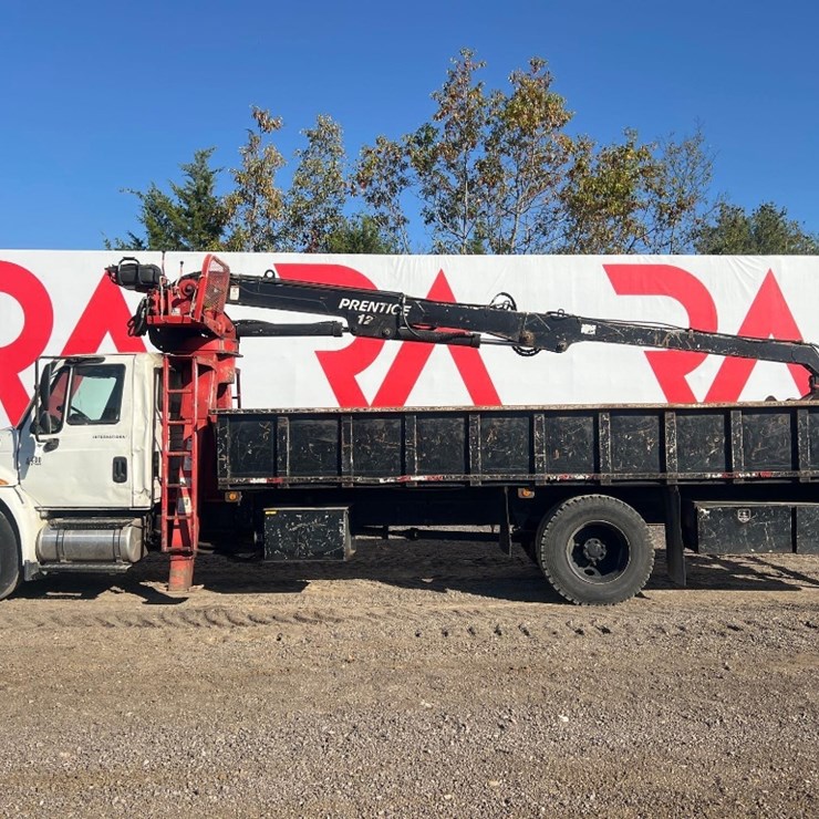 2004 INTERNATIONAL 4400 SBA