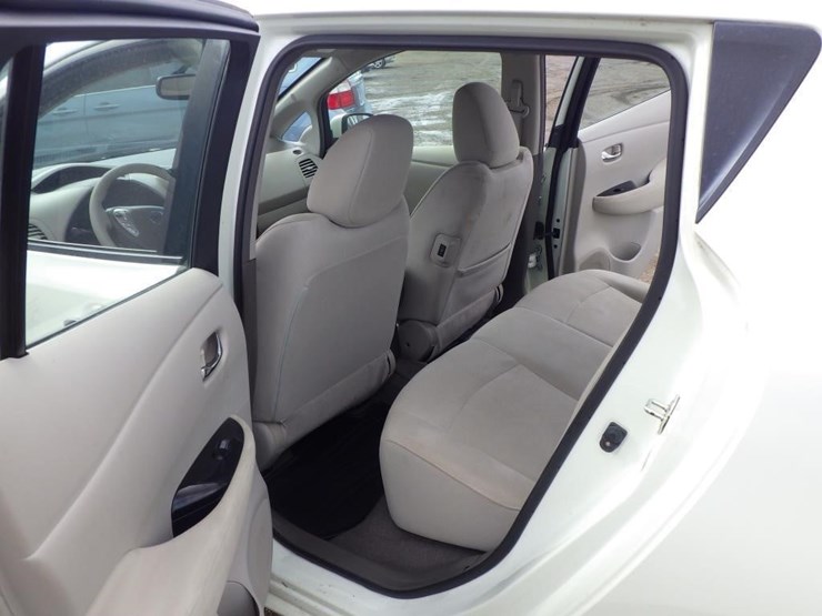 2011-nissan-leaf-sedan-image-7