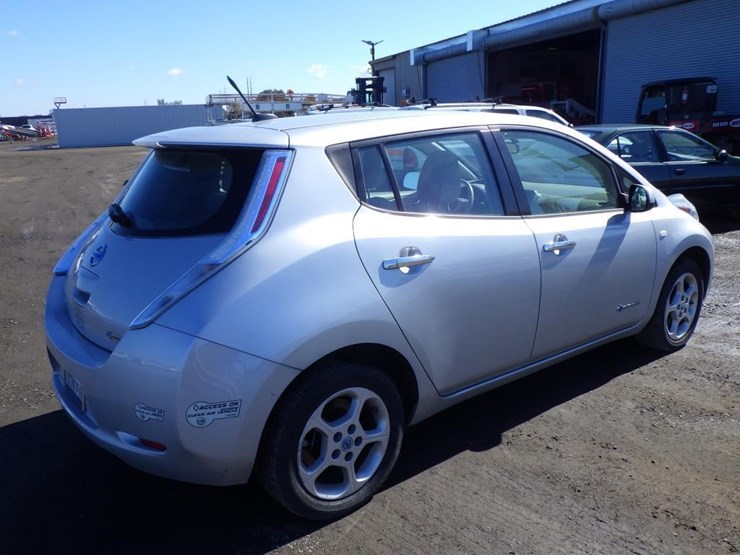 2012-nissan-leaf-sedan-image-3