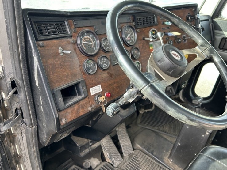 1997-peterbilt-385-image-19