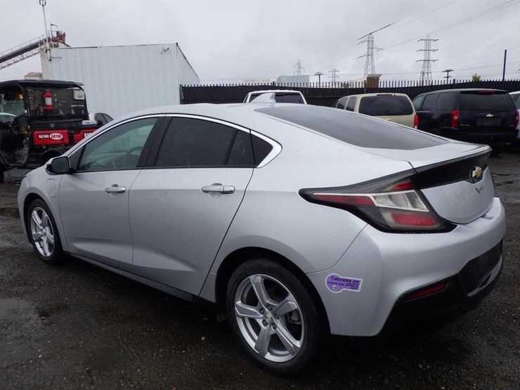2017-chevrolet-volt-sedan-image-4