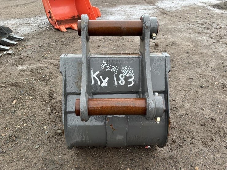 kubota-18"-excavator-bucket-w/teeth-image-6