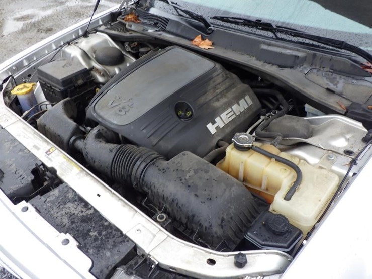 2010-chrysler-300-sedan-image-10