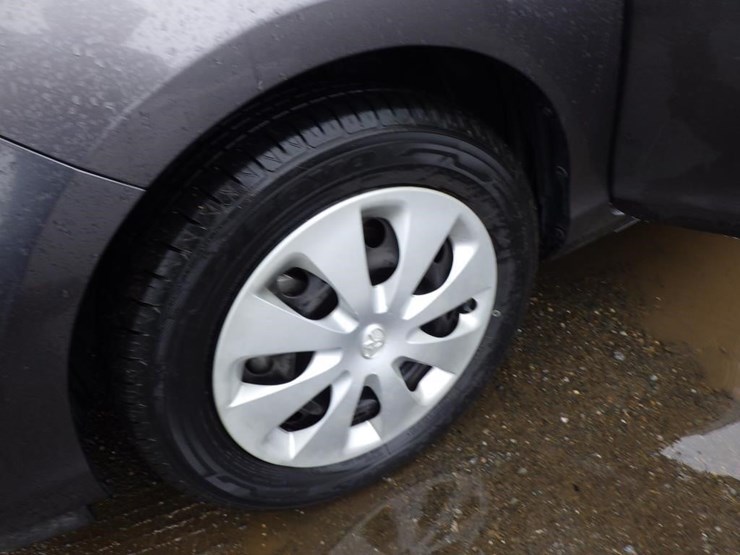 2014-toyota-prius-c-sedan-image-13