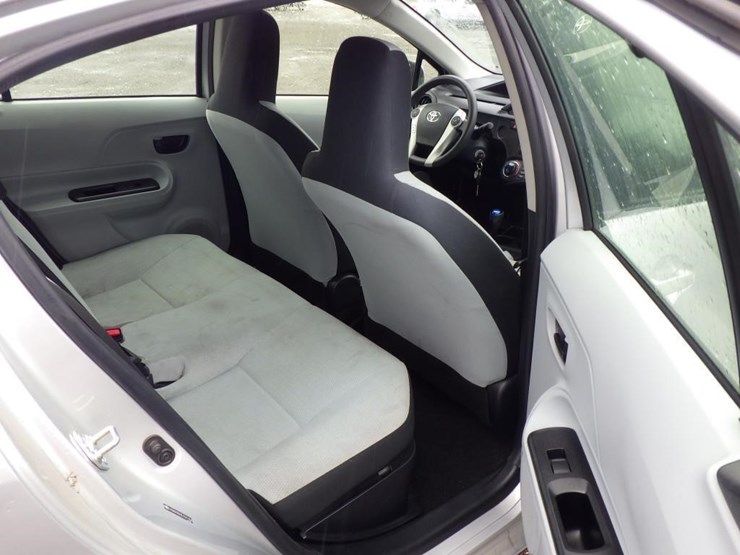 2014-toyota-prius-c-sedan-image-8