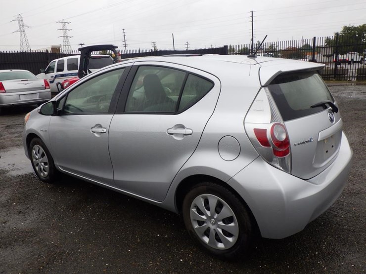2014-toyota-prius-c-sedan-image-4