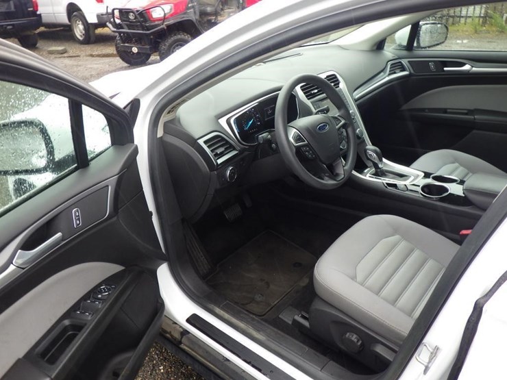 2014-ford-fusion-sedan-image-5