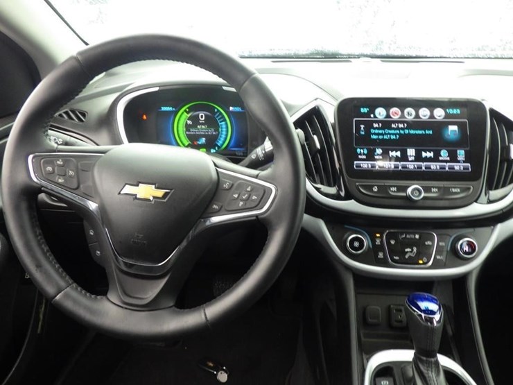 2017-chevrolet-volt-sedan-image-9