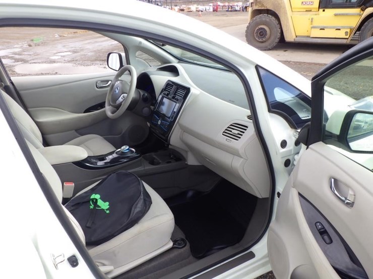 2011-nissan-leaf-sedan-image-6