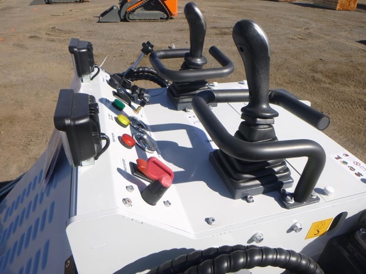 battler-st28h-6-skid-steer-track-loader-image-14