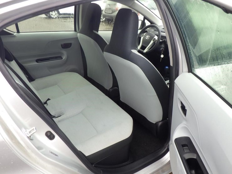 2014-toyota-prius-c-sedan-image-8