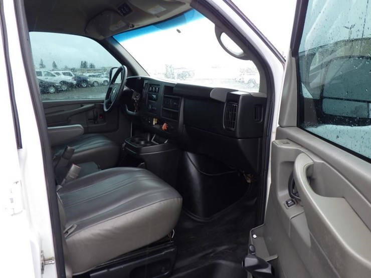 2013-chevrolet-3500-image-6
