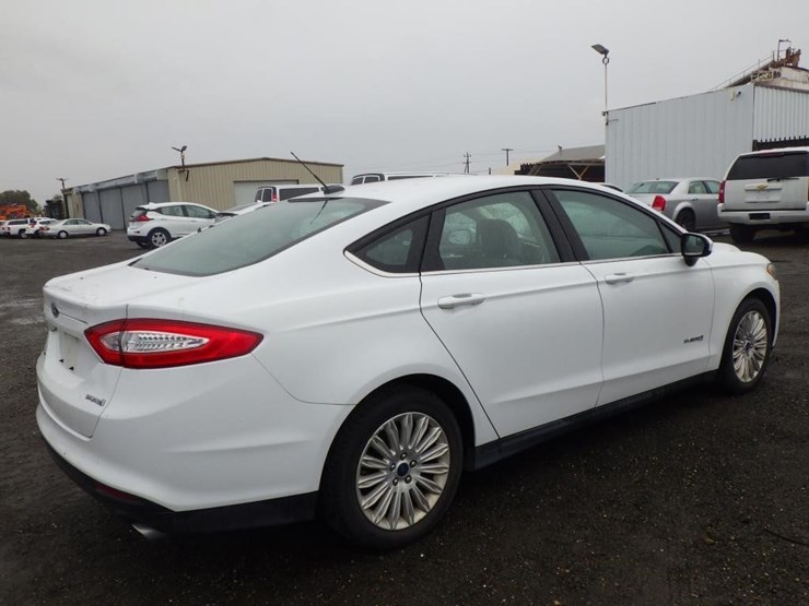 2014-ford-fusion-sedan-image-3