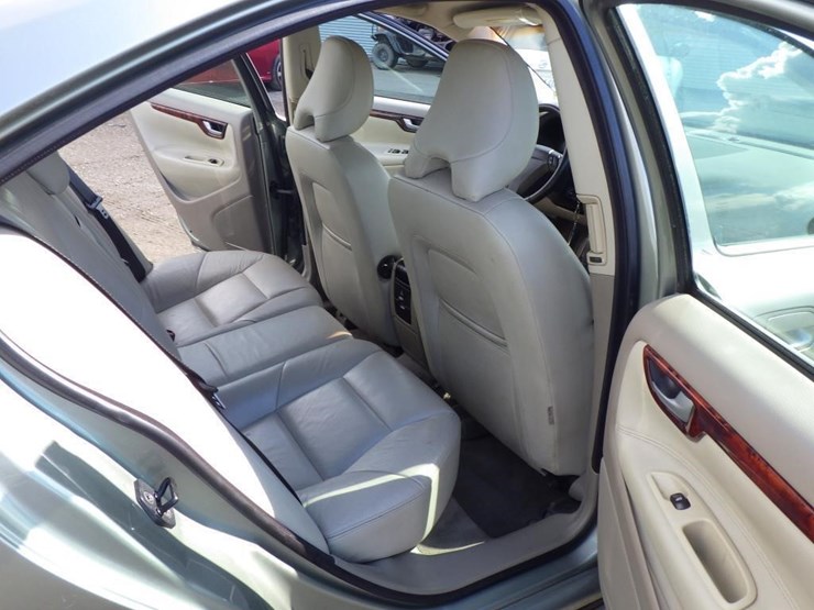 2006-volvo-s60-sedan-image-8