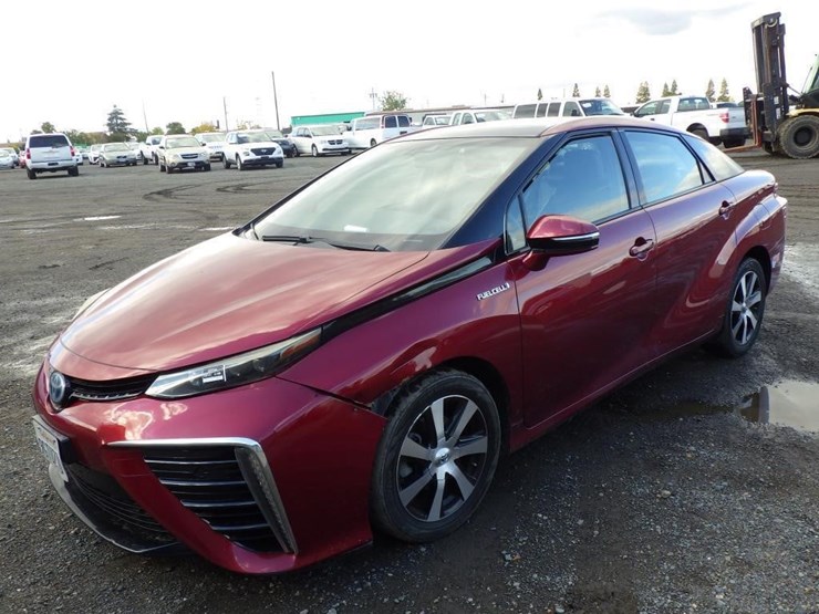 2017-toyota-mirai-sedan-image-1