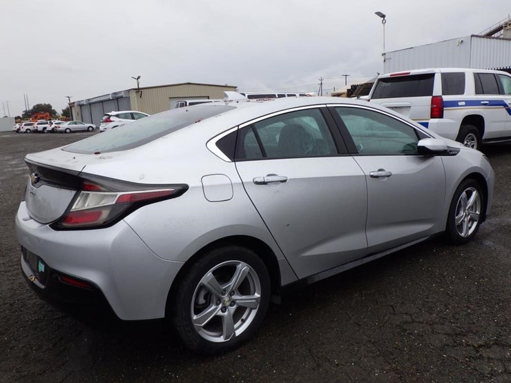 2017-chevrolet-volt-sedan-image-3