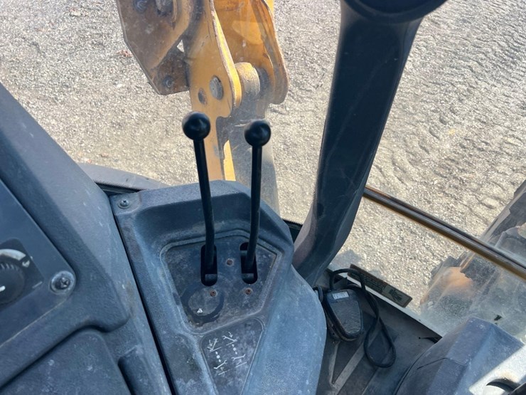 deere-410l-image-36