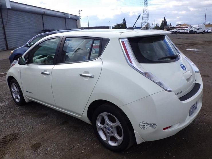 2011-nissan-leaf-sedan-image-4