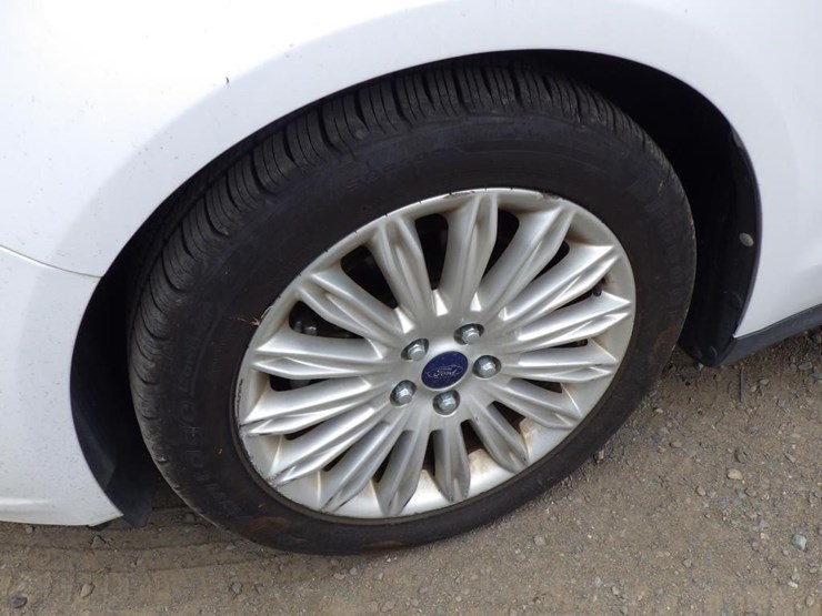 2015-ford-fusion-sedan-image-13