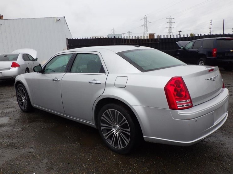 2010-chrysler-300-sedan-image-4