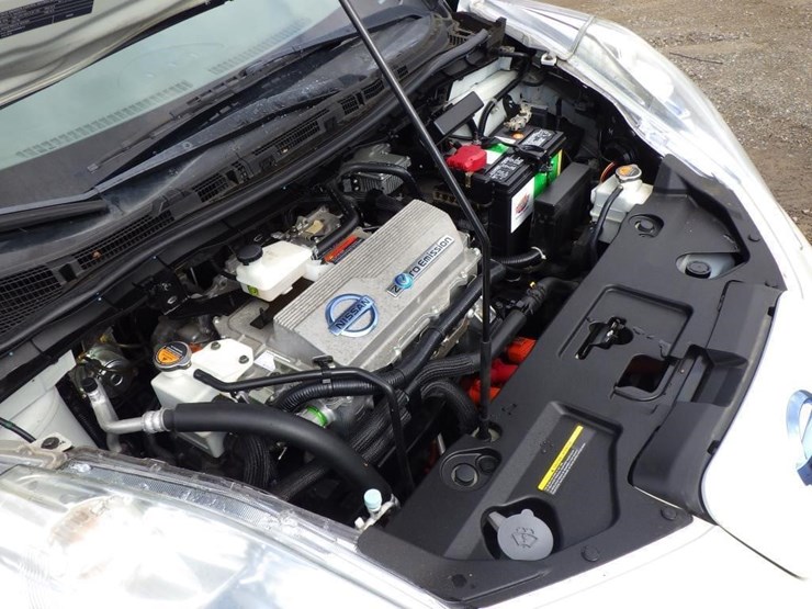 2011-nissan-leaf-sedan-image-11