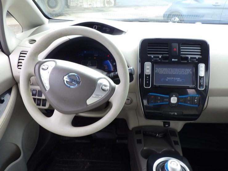 2011-nissan-leaf-sedan-image-9